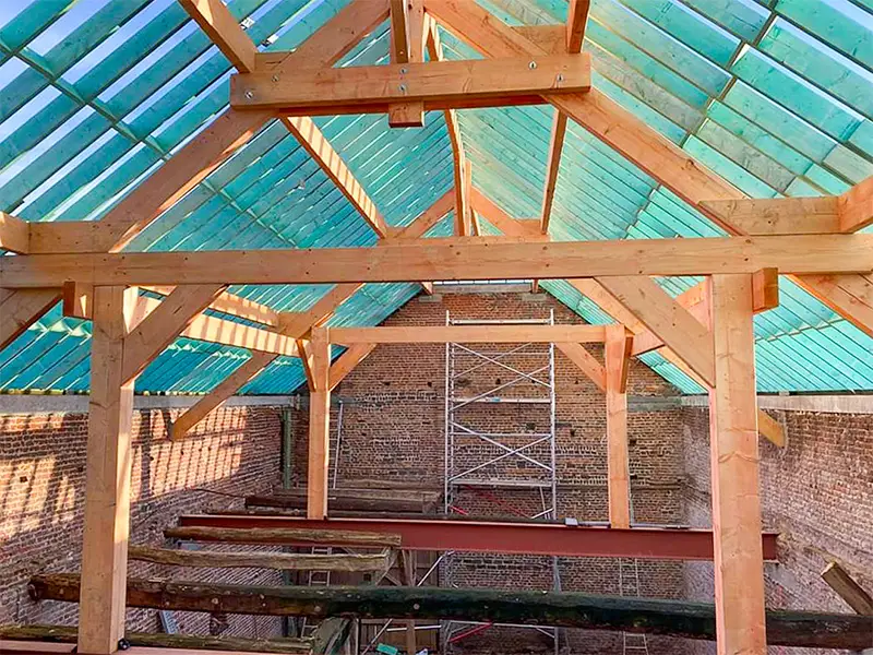 reconstruction d'une charpente de toiture en bois