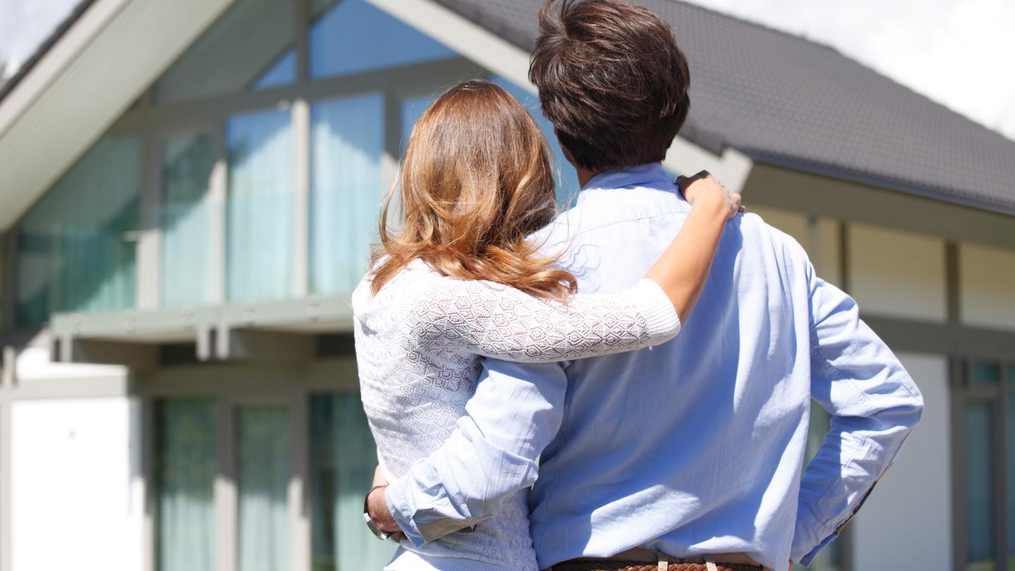 couple admirant sa maison neuve