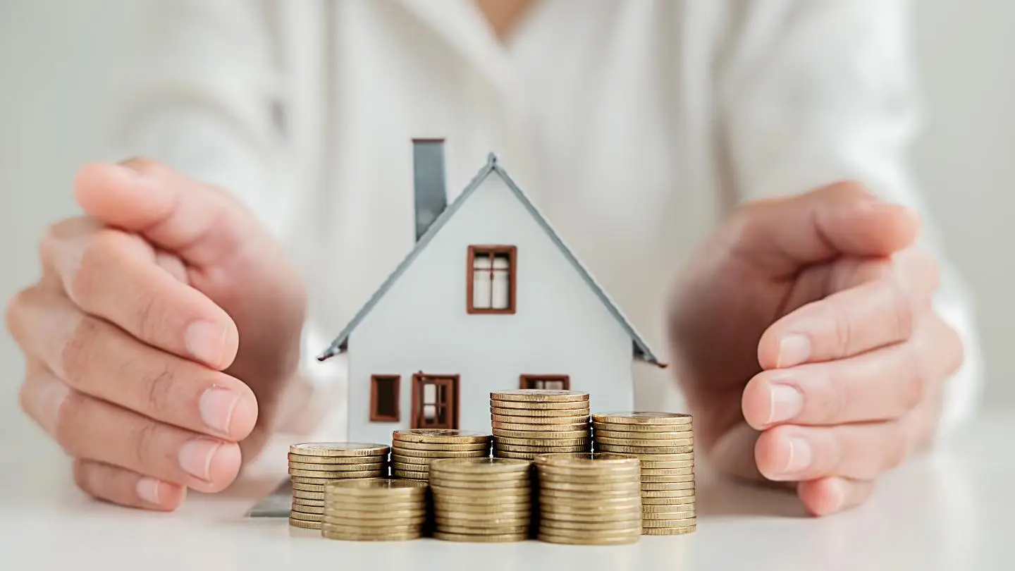 femme bénéficiant des primes de rénovation pour sa maison