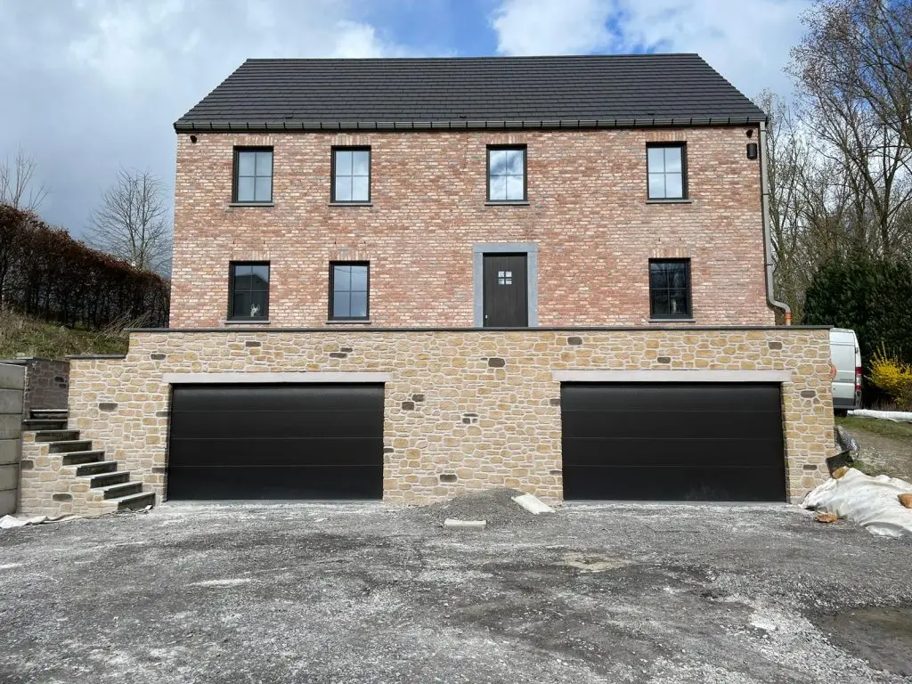 Nouvelle maison avec deux portes de garage noire et sur mesure