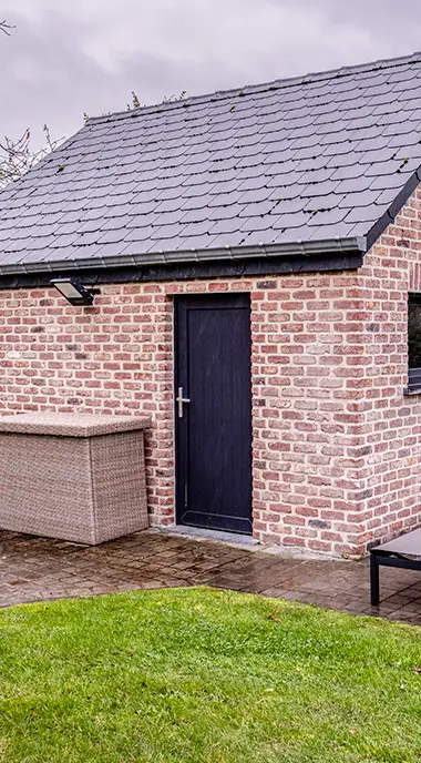 porte pvc bleue avec un effet bois et une isolation thermique