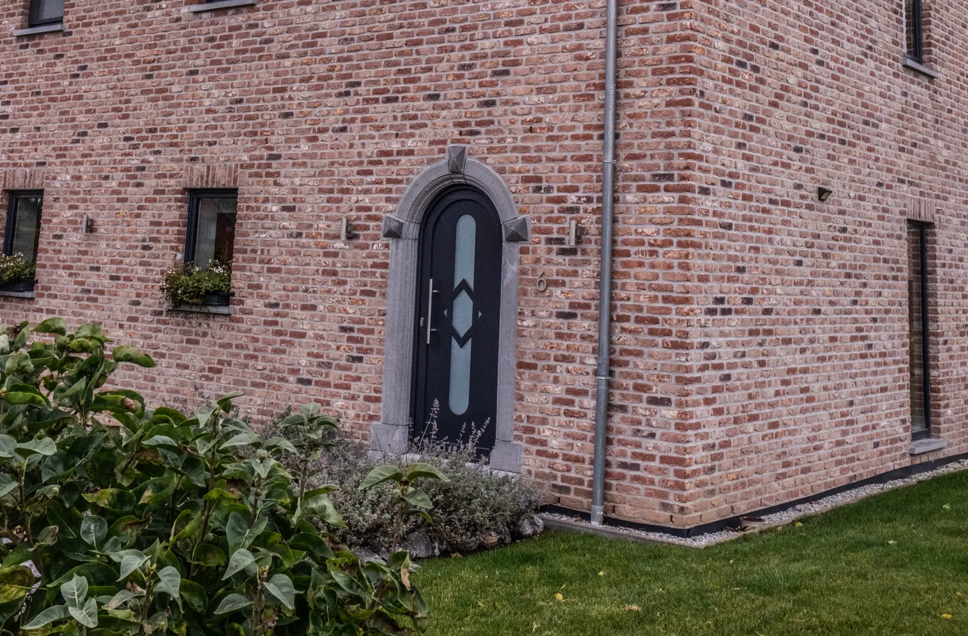 Porte sur mesure au design original, arrondie et vitrée